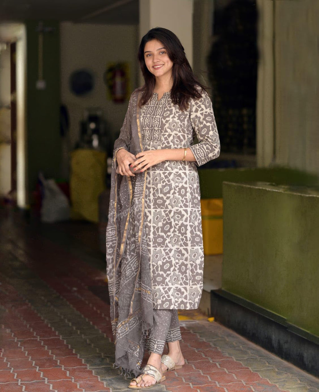 KLOSIA Women's Printed Straight Kurta and Pant with Dupatta Set (in, Alpha, XL, Grey)